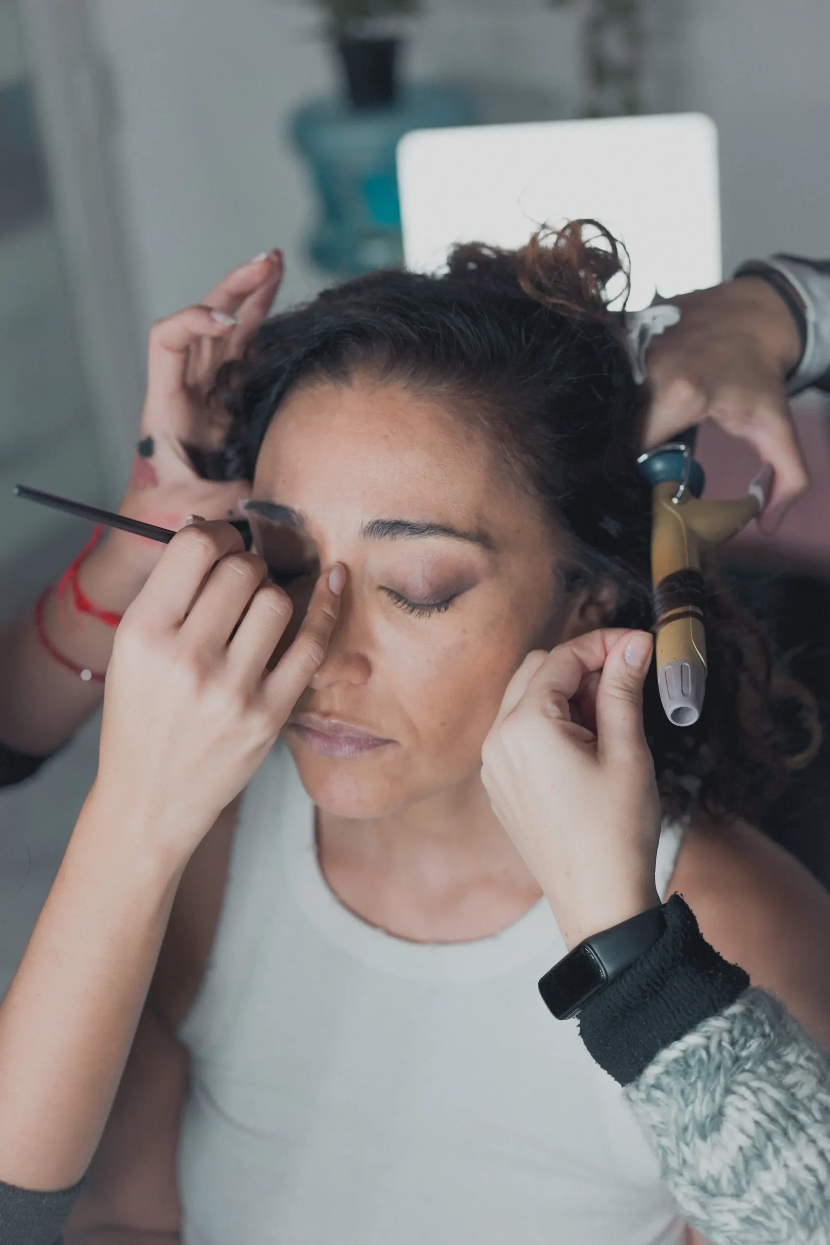 Clienta siendo preparada por las profesionales en el estudio